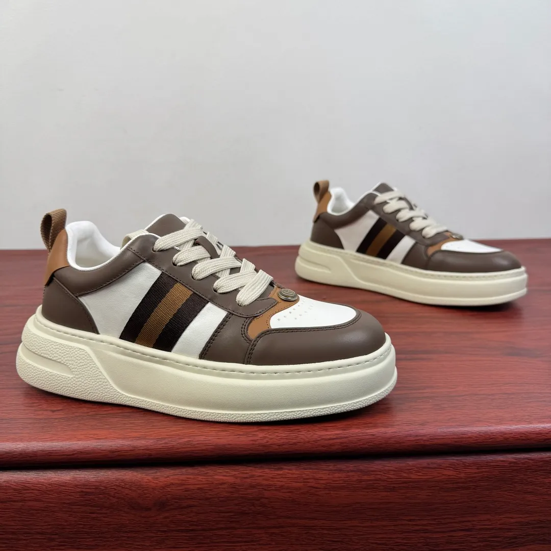 Batch 800 Gucci/Gucci new autumn men's leather sneakers thick-soled lightweight biscuit shoes! In the 2025 autumn and winter series, this sneaker adopts a thick-soled structure and cleverly uses the triple elements of silhouette design, color matching and material. Showcase retro style. This shoe is crafted from cow leather with webbing details and features a lightweight rubber sole for added sophistication. Multiple leathers are finely tailored and precision motorcycle composite splicing creates a full sense of layering. Full calfskin lining and insole with gold-tone logo lettering and badge detailing. There is a GG brand logo buckle on the toe, classic webbing embellishment, 5CM thickened lightweight rubber sole, air-glue stitching process, long-lasting wear without opening the glue and excellent on-foot comfort. Flat last shape, easy to match with all types of pants, and comes with a full set of packaging! Size: 39-40-41-42-43-44 leather shoe size (38.45 can be customized) Item number: 431920 Ribbon White Coffee